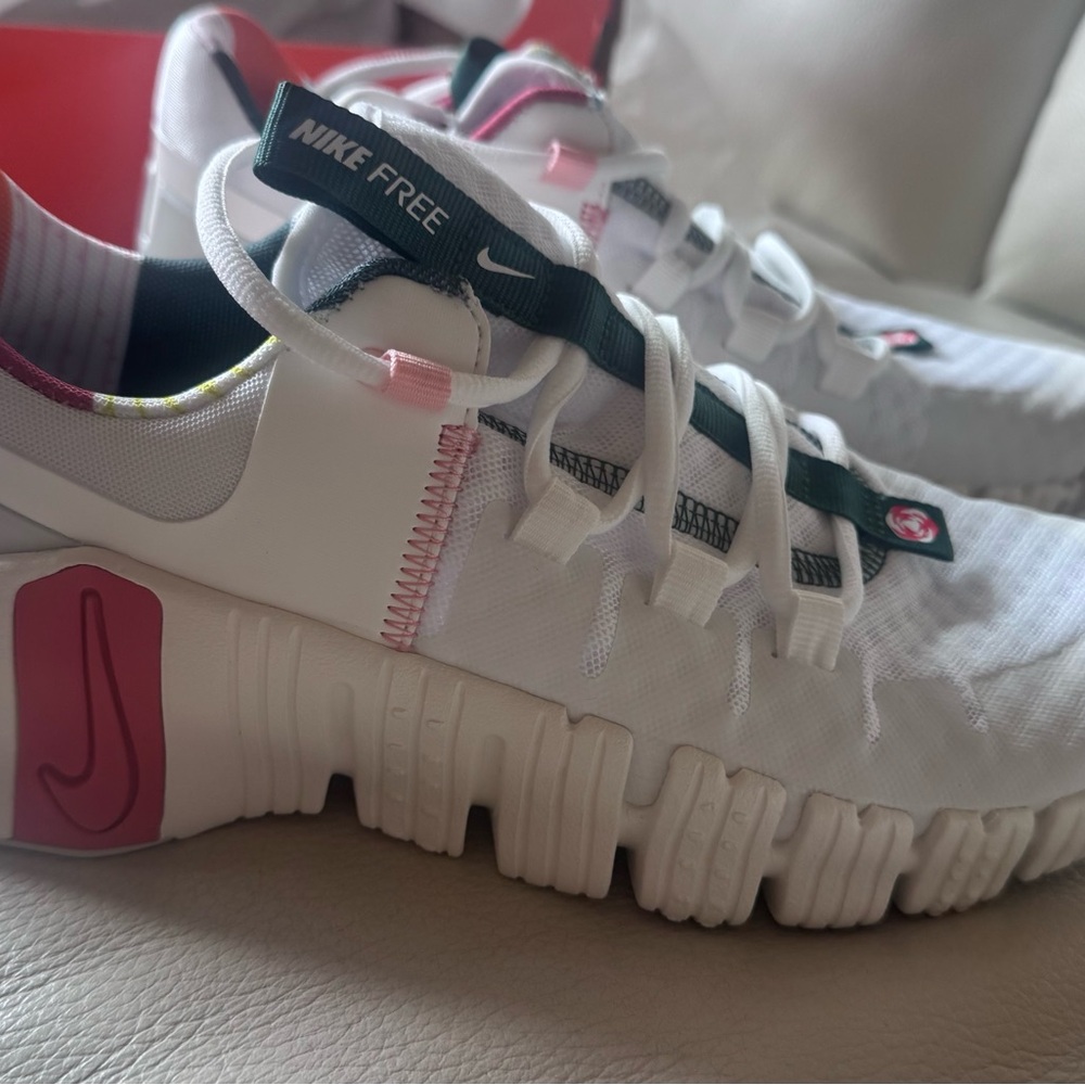 BRAND NEW- Nike Women’s White and Pink Sneakers with Blue Accents - Picture 2 of 5